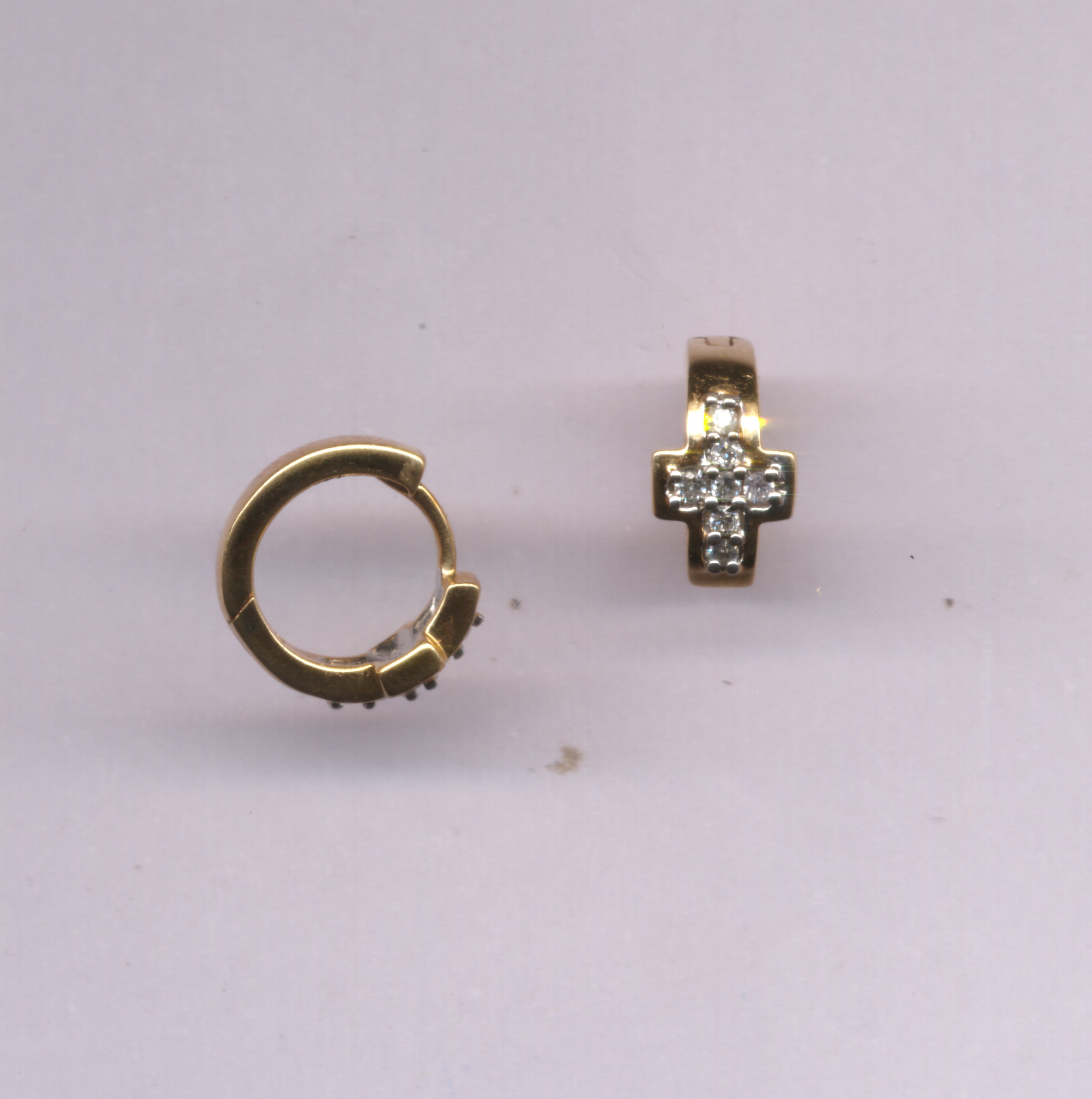 Beautiful 18 Kt Gold  Natural Diamond Earing